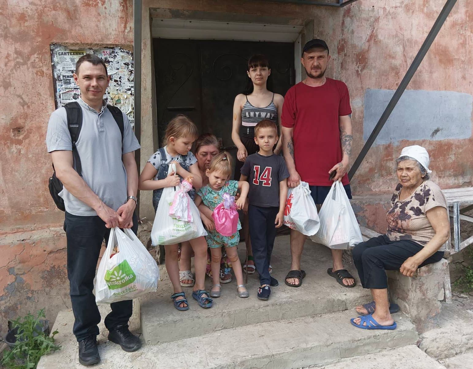 Nothilfe für die Ukraine: Familien erhalten Lebensmittelhilfe durch die lokale Pfarrei