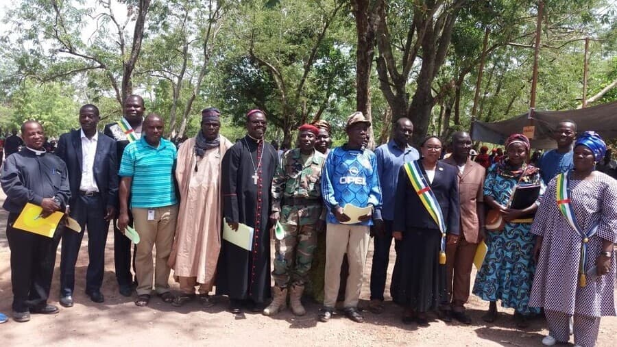 Unterzeichnung des Friedensabkommens in Markounda (Bishof Nestor Nongo-Aziagba in der Mitte) (© ACN) Unterzeichnung des Friedensabkommens in Markounda (Bishof Nestor Nongo-Aziagba in der Mitte) (© ACN)