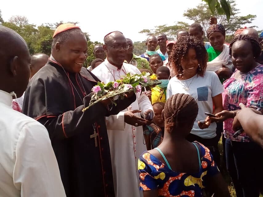 Kardinal Dieudonne Nzapalainga von Bangui besucht Dorfgemeinschaften (© ACN) Kardinal Dieudonne Nzapalainga von Bangui besucht Dorfgemeinschaften (© ACN)