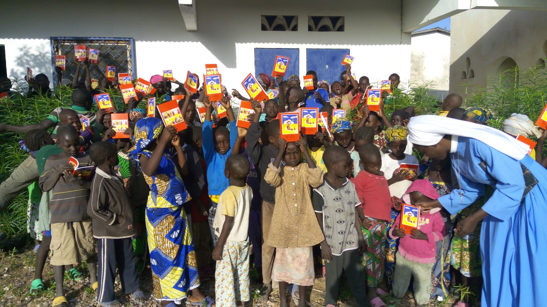 Die Kinderbibel von «Kirche in Not (ACN)» wurde in 192 Sprachen übersetzt und über 50 Mio. Exemplare verteilt. Die Kinderbibel von «Kirche in Not (ACN)» wurde in 192 Sprachen übersetzt und über 50 Mio. Exemplare verteilt.