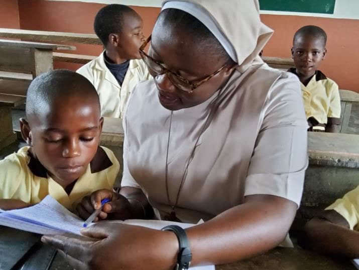 Christliche Schulen in Kamerun werden auch von muslimischen Schülerinnen und Schülern gerne besucht. Christliche Schulen in Kamerun werden auch von muslimischen Schülerinnen und Schülern gerne besucht.