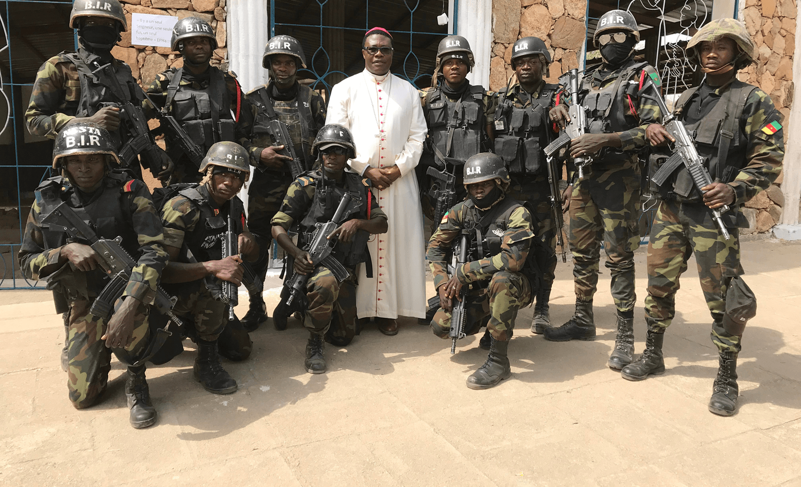 Bischof Ateba muss bei einigen Pfarreibesuchen von Militär begleitet werden. Bischof Ateba muss bei einigen Pfarreibesuchen von Militär begleitet werden.