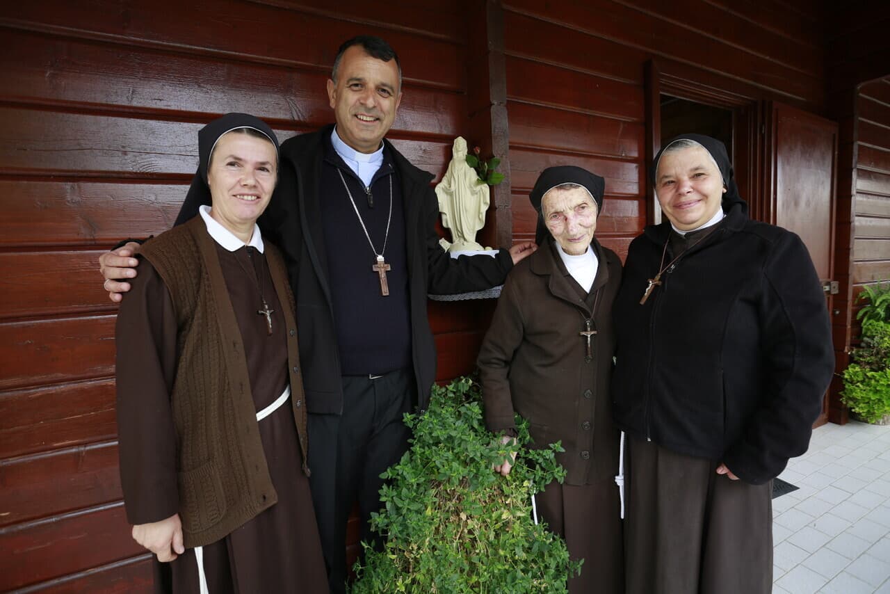 L'évêque Simon Kulli avec Sœur Maria Kuleta et deux autres religieuses (© ACN/Magdalena Wolnik) L'évêque Simon Kulli avec Sœur Maria Kuleta et deux autres religieuses (© ACN/Magdalena Wolnik)