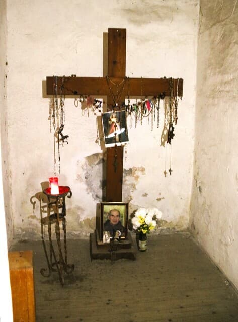 Le père Zef Pllumi, l'un des 38 martyrs béatifiés en 2016, a été détenu dans cette cellule (© ACN) Le père Zef Pllumi, l'un des 38 martyrs béatifiés en 2016, a été détenu dans cette cellule (© ACN)