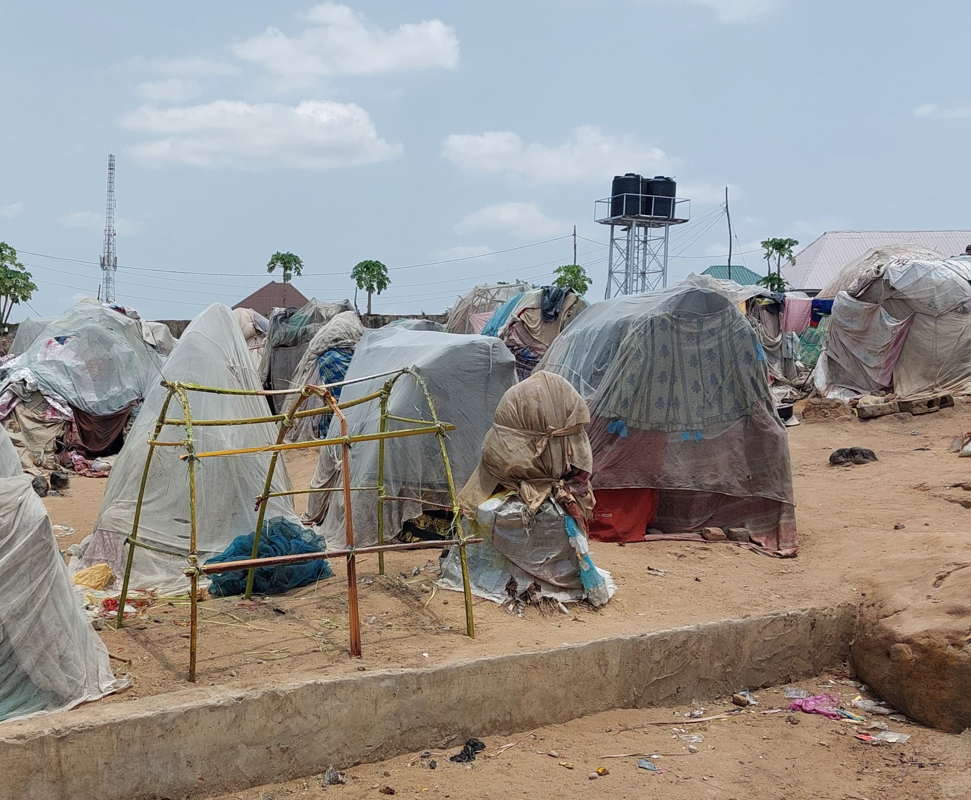 Durch die Verfolgung von Christen in Nigeria leben viele Menschen in Flüchtlingslagern. ©ACN Durch die Verfolgung von Christen in Nigeria leben viele Menschen in Flüchtlingslagern. ©ACN