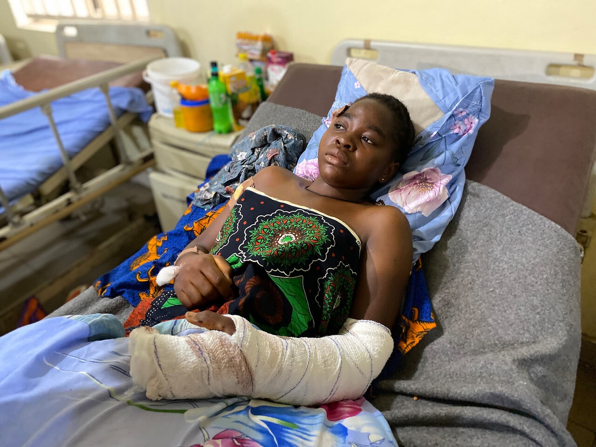 Eine verletzte Christin nach einem Angriff von Fulani Hirten Ende 2022. (Foto: ACN) Eine verletzte Christin nach einem Angriff von Fulani Hirten Ende 2022. (Foto: ACN)
