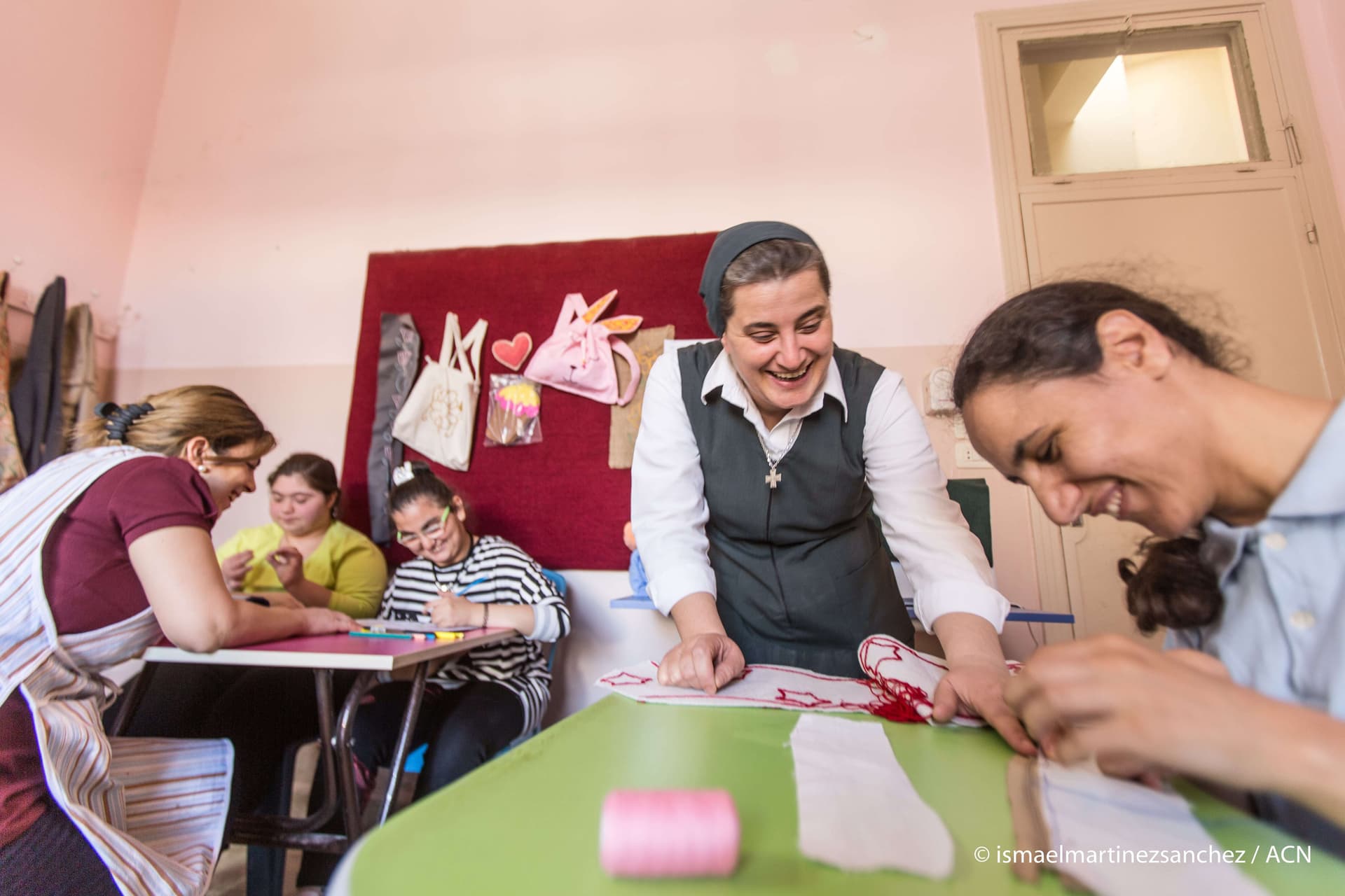 Ordensschwester Samia Jreij Gründerin des Zentrums Seneve in Homs, Syrien, bei der Arbeit (Foto: ACN/Ismael Martínez Sánchez) Ordensschwester Samia Jreij Gründerin des Zentrums Seneve in Homs, Syrien, bei der Arbeit (Foto: ACN/Ismael Martínez Sánchez)