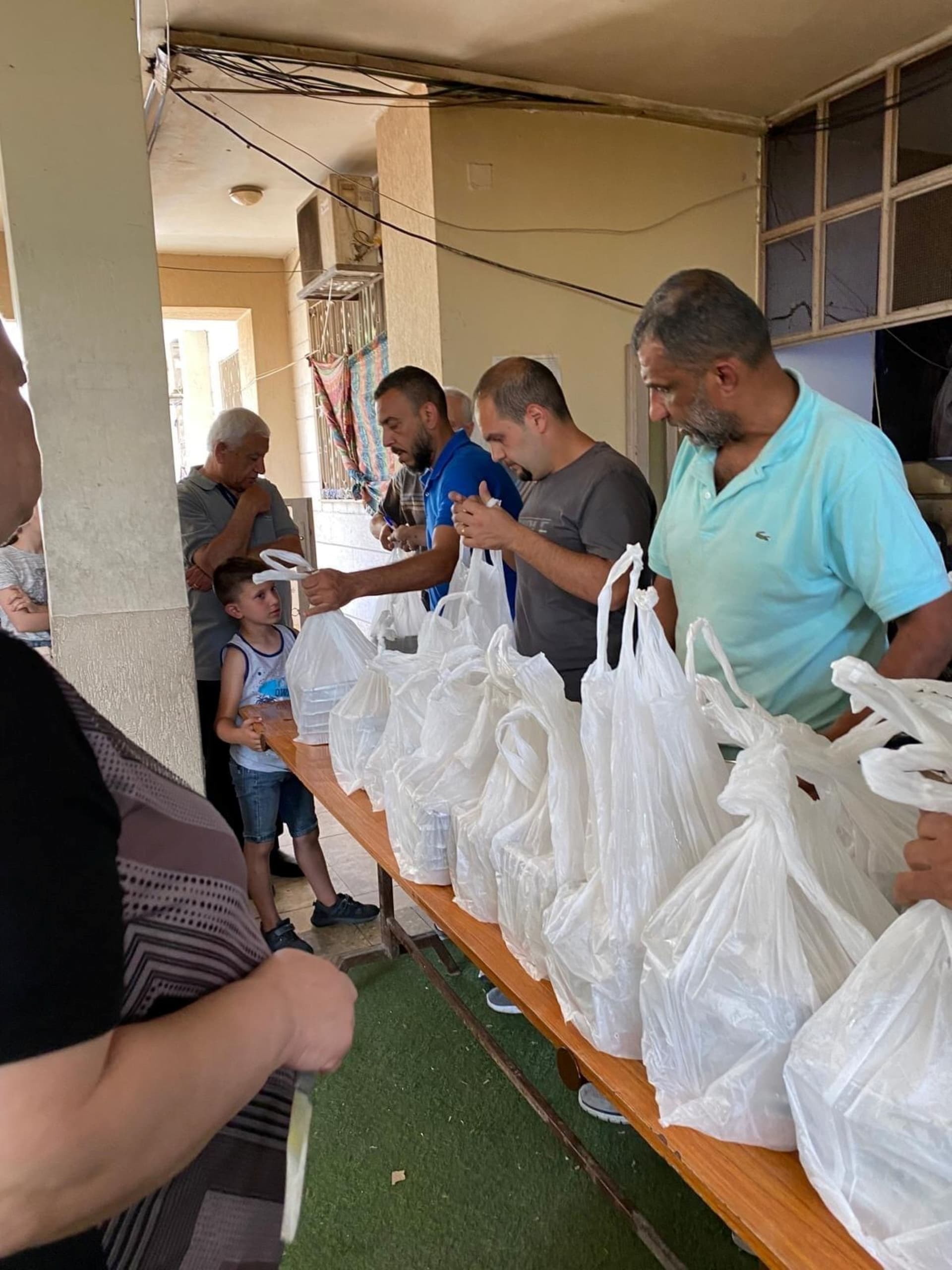 Distribuzione di cibo (Foto: Holy Family Church Gaza)