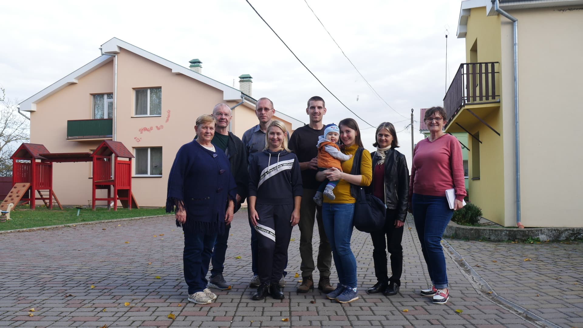 Jan Probst beim Besuch einer ukrainischen Familie ©ACN