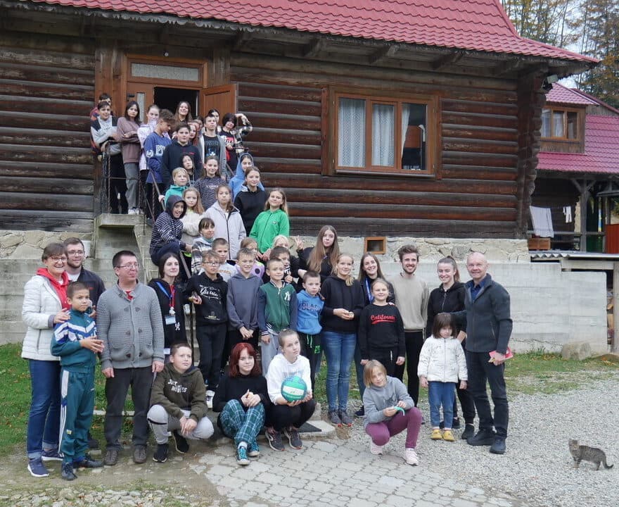 Jan Probst in der Ukraine: Besuch eines Jungendlagers, das vom Leid des Krieges ablenken soll. ©ACN Jan Probst in der Ukraine: Besuch eines Jungendlagers, das vom Leid des Krieges ablenken soll. ©ACN