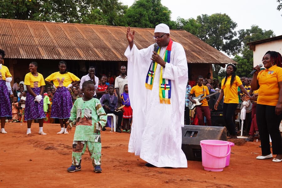Un imam locale parla alla cerimonia di addio di un sacerdote di Bangassou (© ACN) Un imam locale parla alla cerimonia di addio di un sacerdote di Bangassou (© ACN)