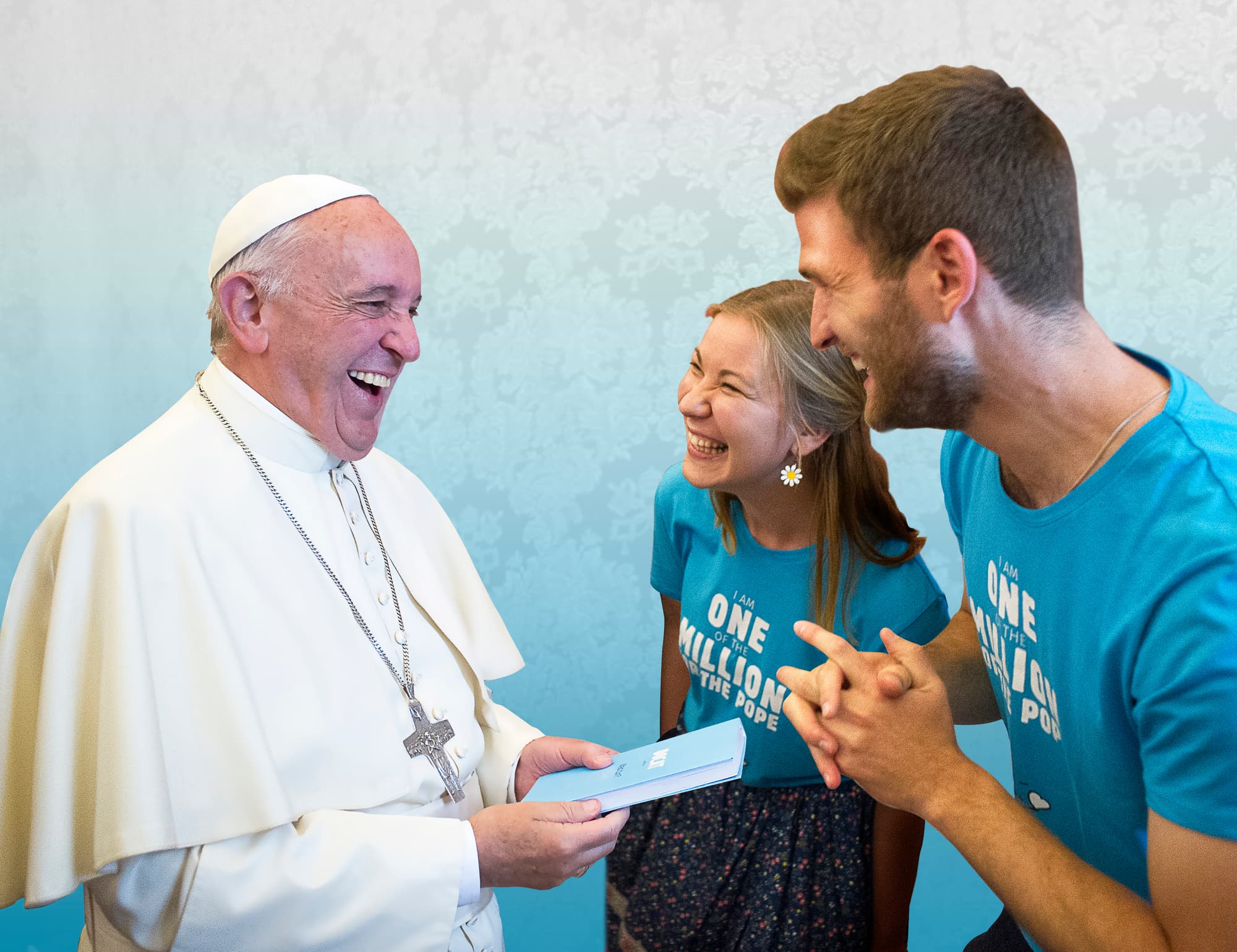 Papst Franziskus erhält einen DOCAT ©ACN Papst Franziskus erhält einen DOCAT ©ACN