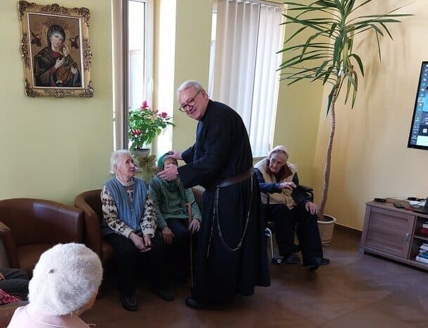 Le Père Anton en visite à la maison des Albertines (© ACN) Le Père Anton en visite à la maison des Albertines (© ACN)