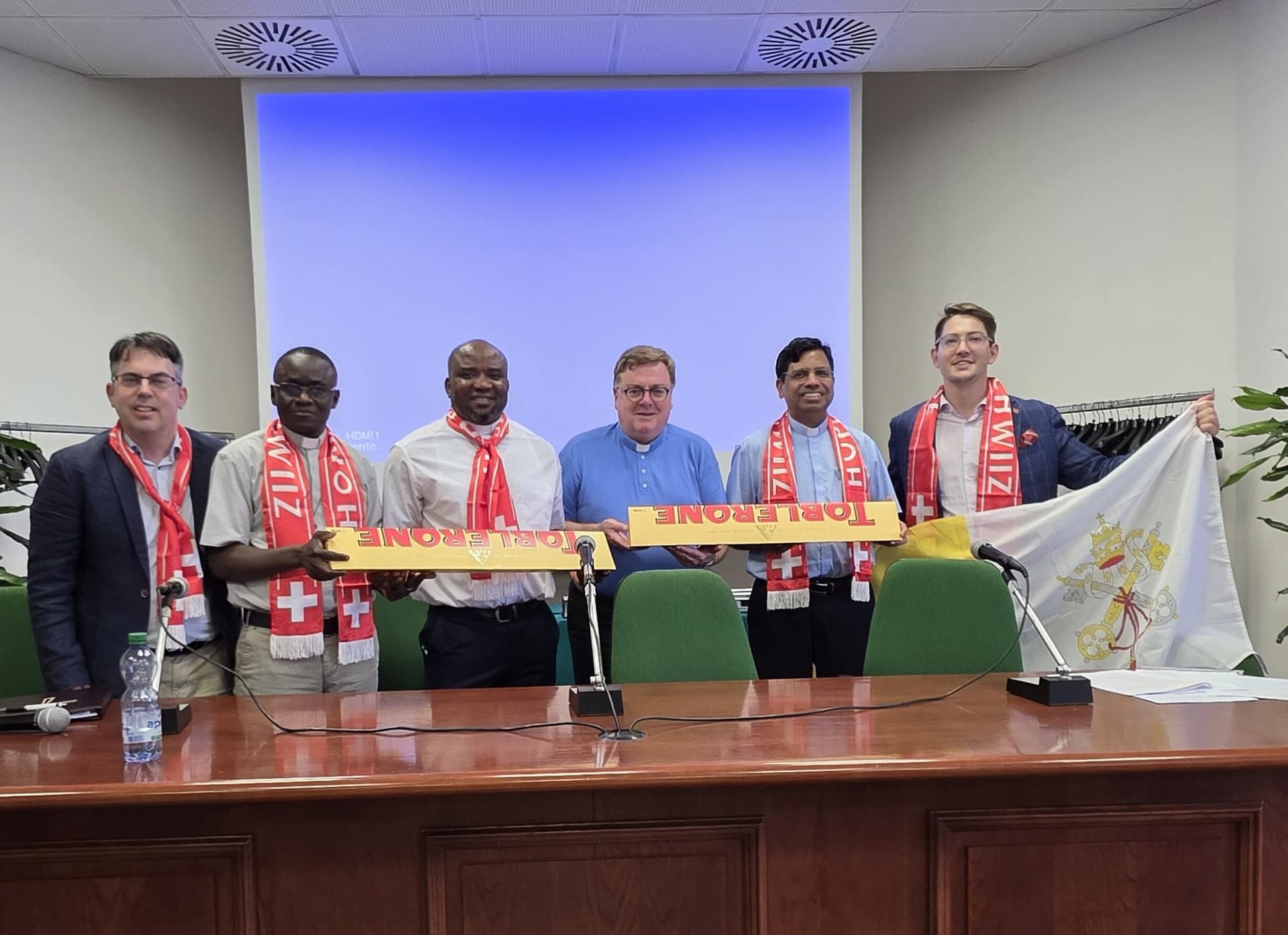 Podiumsdiskussion mit Reiseteilnehmern aus der Weltkirche Podiumsdiskussion mit Reiseteilnehmern aus der Weltkirche