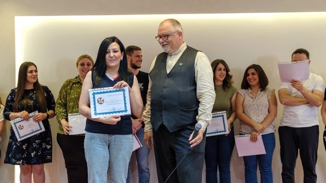 padre Jens Petzold nel suo monastero in Iraq durante la cerimonia di consegna dei diplomi (Foto: ACN)) padre Jens Petzold nel suo monastero in Iraq durante la cerimonia di consegna dei diplomi (Foto: ACN))