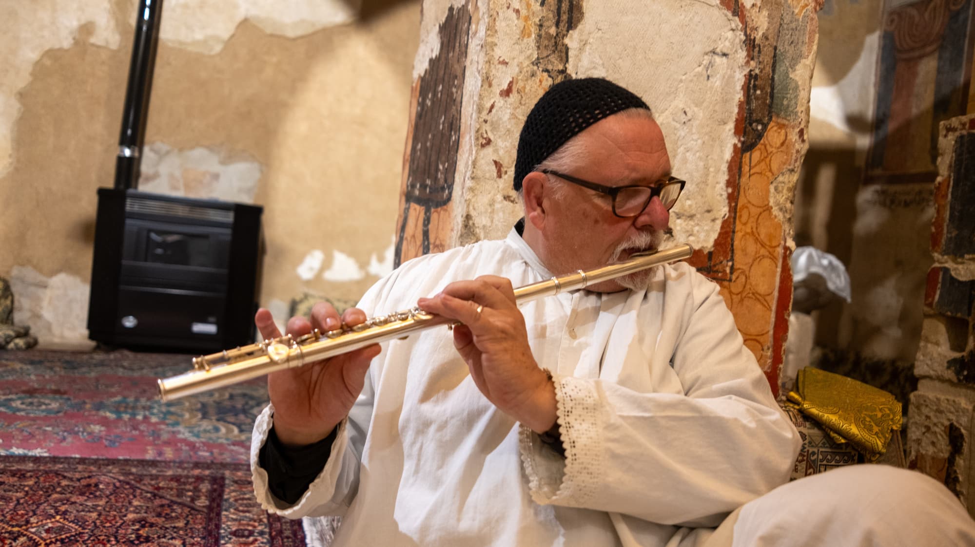 padre Jens Petzold suona il flauto traverso durante la Santa Messa nel suo monastero di Sulaymaniyah (Foto: ACN) padre Jens Petzold suona il flauto traverso durante la Santa Messa nel suo monastero di Sulaymaniyah (Foto: ACN)