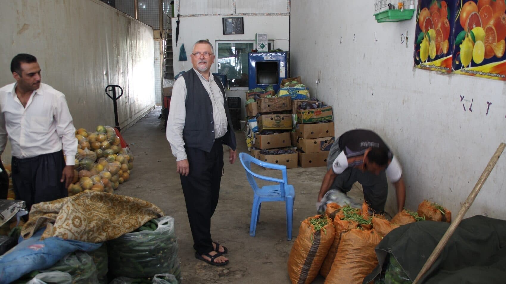Pater Jens Petzold beim Einkaufen auf dem Markt. (Foto: ACN) Pater Jens Petzold beim Einkaufen auf dem Markt. (Foto: ACN)