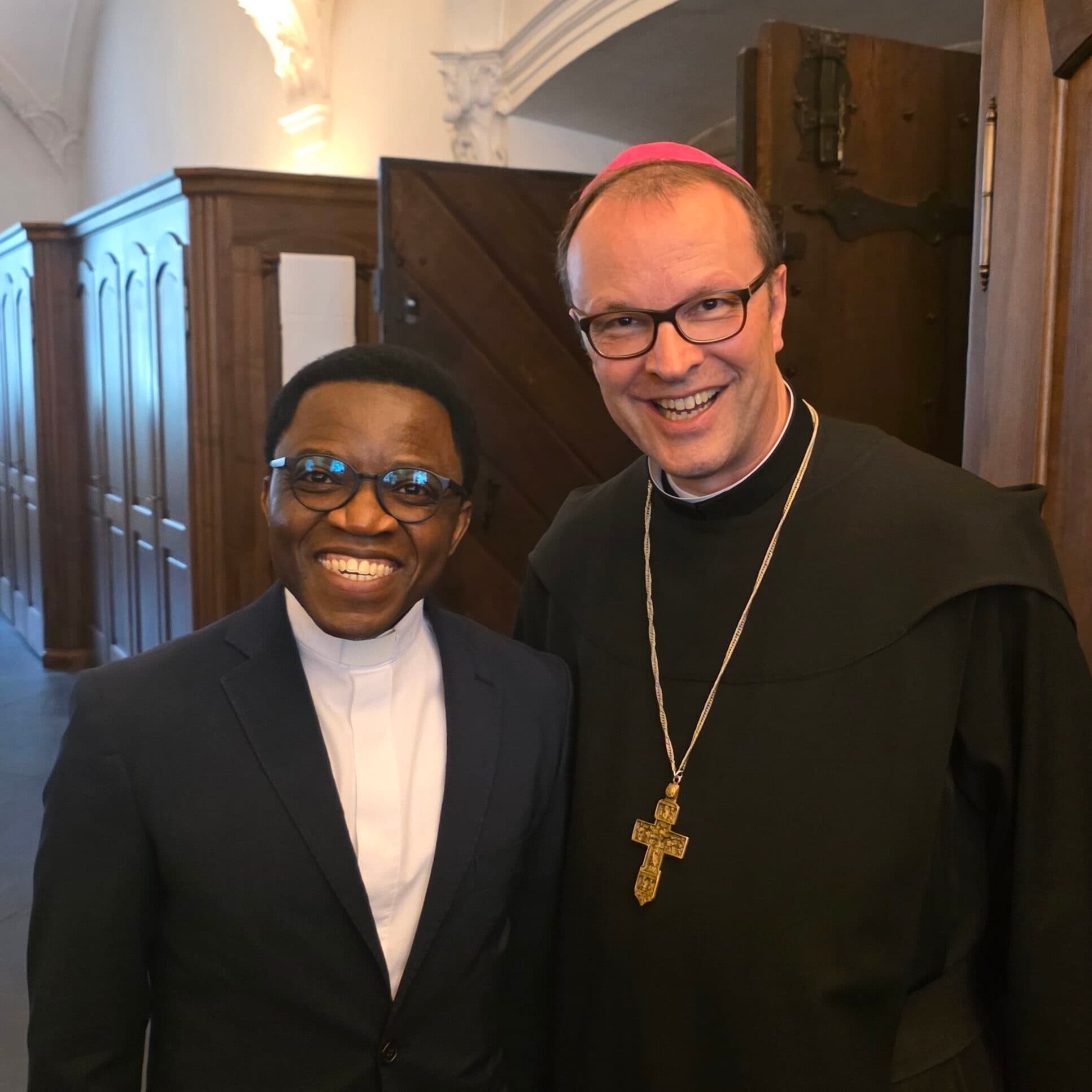 Abbé Nicolas Cishugi, DR Kongo und Abt Urban Federer, Einsiedeln. Abbé Nicolas Cishugi, DR Kongo und Abt Urban Federer, Einsiedeln.