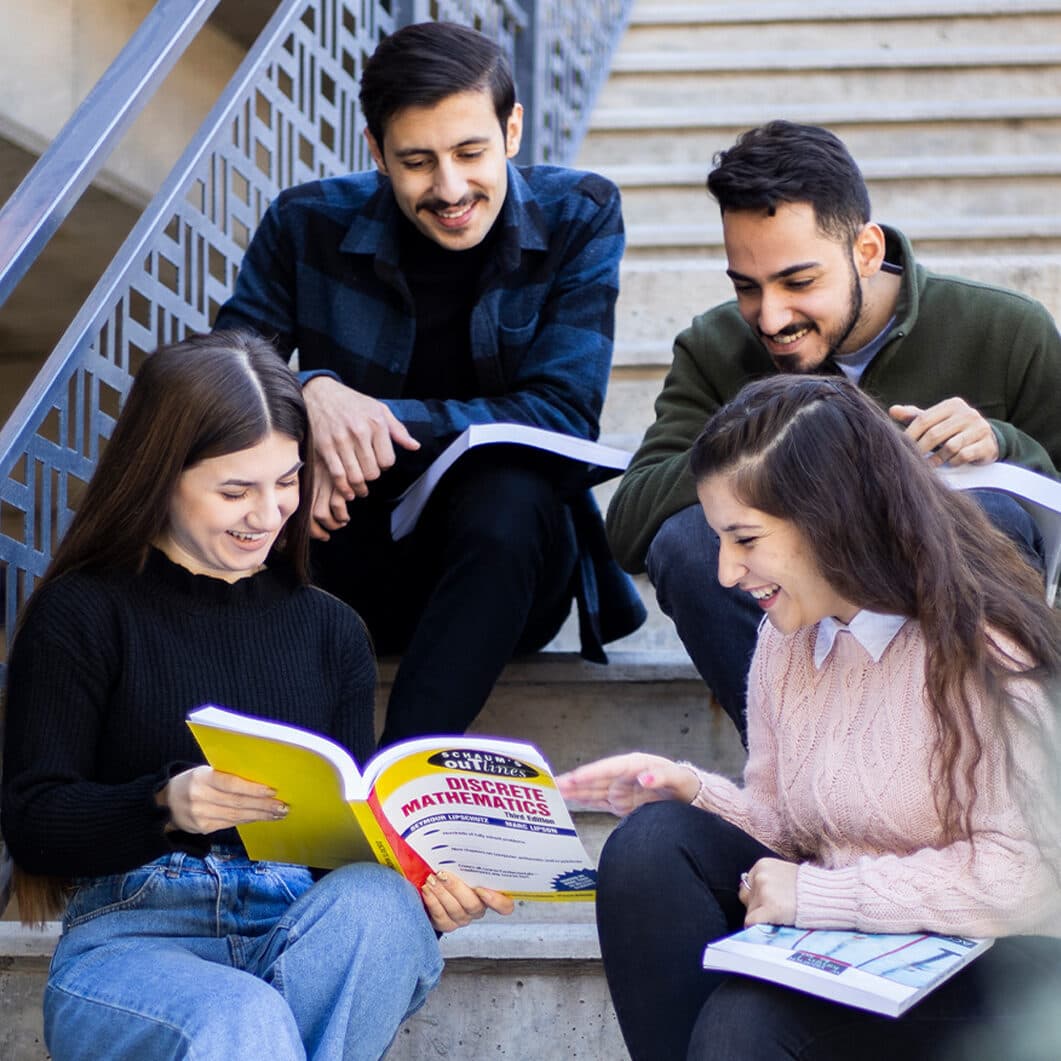 4 studenti cattolici dell'Università Cattolica di Erbil possono studiare grazie all'aiuto di ACN (foto: ACN)