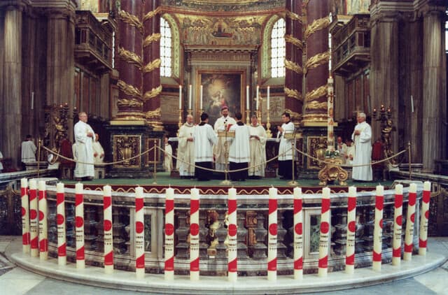 Messa nella Basilica di Santa Maria Maggiore, viaggio a Roma nel 2000 (© ACN) Messa nella Basilica di Santa Maria Maggiore, viaggio a Roma nel 2000 (© ACN)