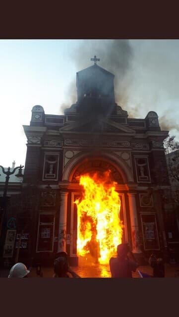 église en feu à Santiago du Chili (© ACN) église en feu à Santiago du Chili (© ACN)