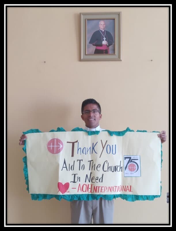 Ein Priester bedankt sich bei «Kirche in Not (ACN)», über ihm auf dem Bild: Bischof Robert Francis Prevost (Bild: ACN) Ein Priester bedankt sich bei «Kirche in Not (ACN)», über ihm auf dem Bild: Bischof Robert Francis Prevost (Bild: ACN)