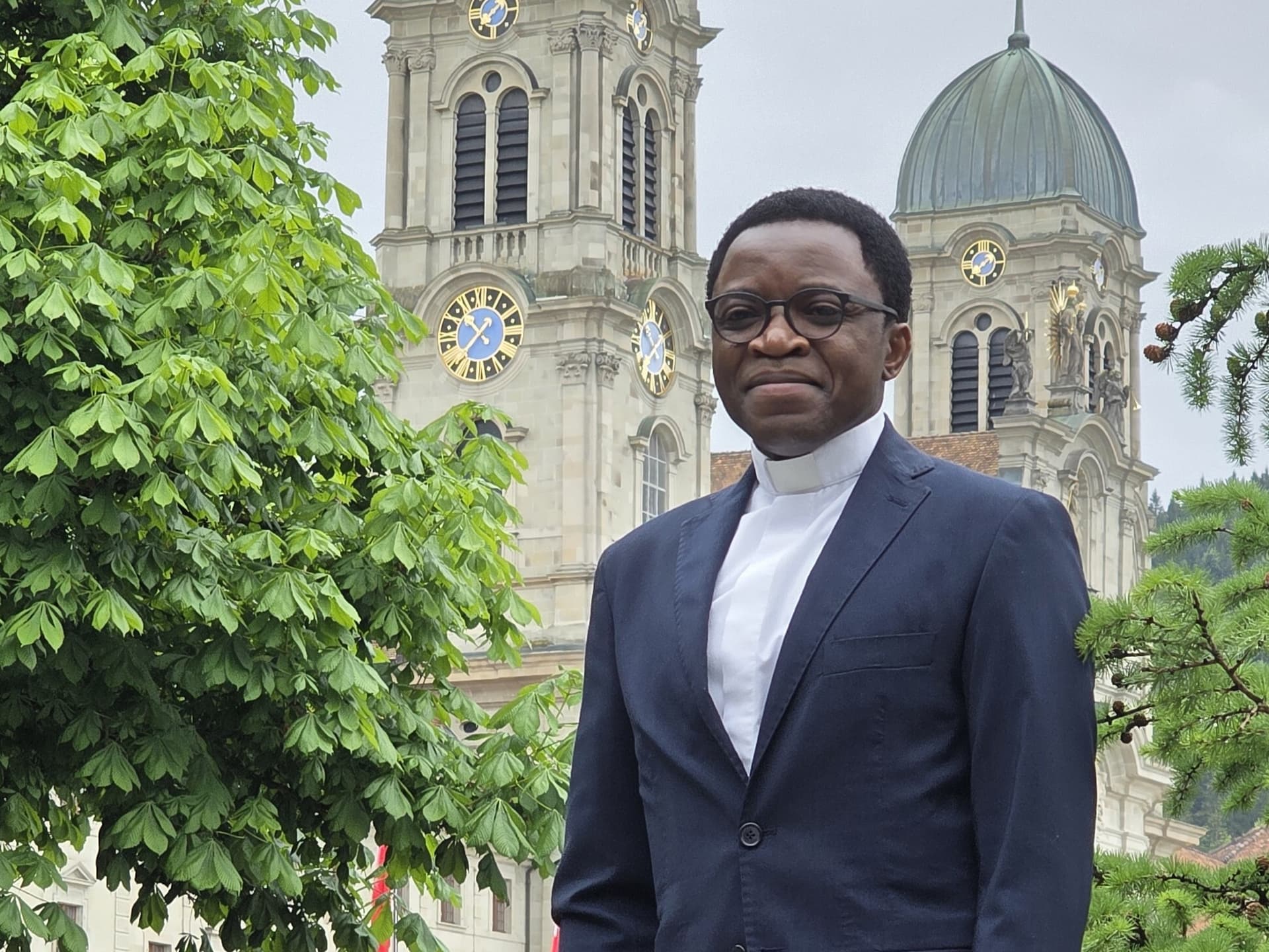 Bilder von der Wallfahrt nach Einsiedeln Abbé Nicolas Cishugi vor Klosterkirche Einsiedeln