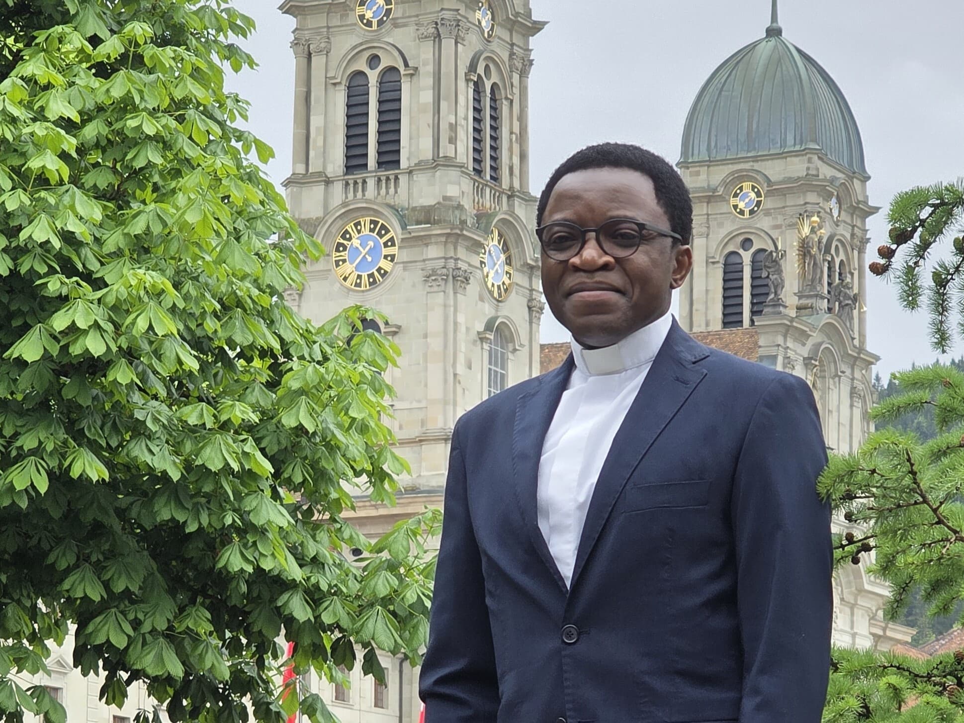 Bilder von der Wallfahrt nach Einsiedeln Abbé Nicolas Cishugi vor Klosterkirche Einsiedeln