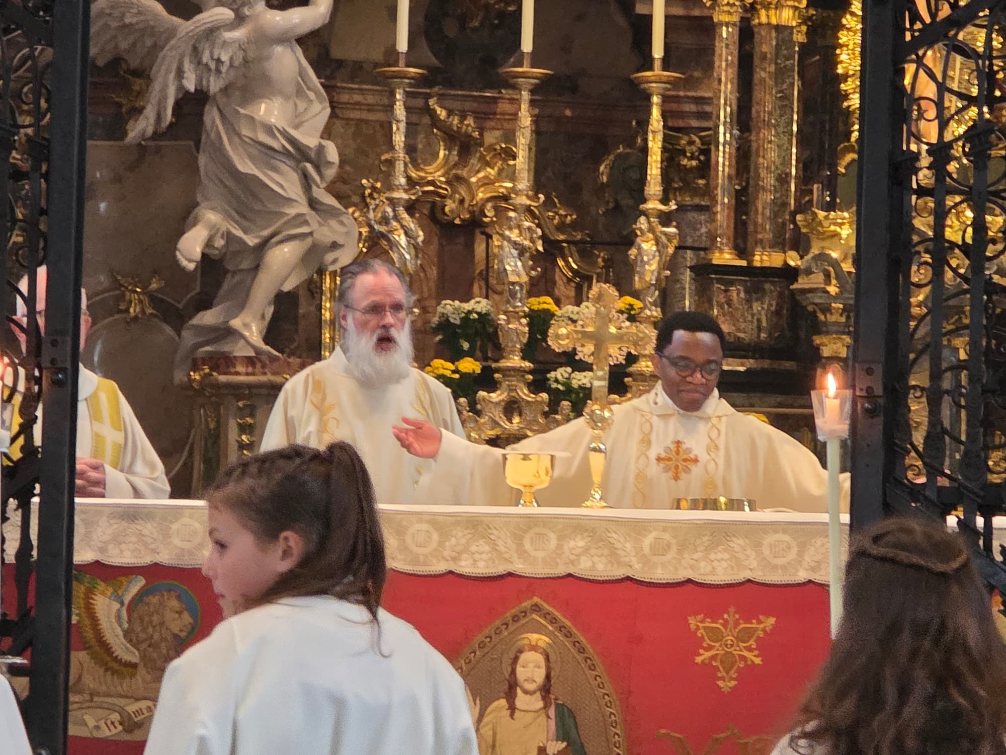 Bilder von der Wallfahrt nach Einsiedeln Hauptzelebrant des Gottesdienstes in Einsiedeln war Nicolas Cishugi, DR. Kongo.