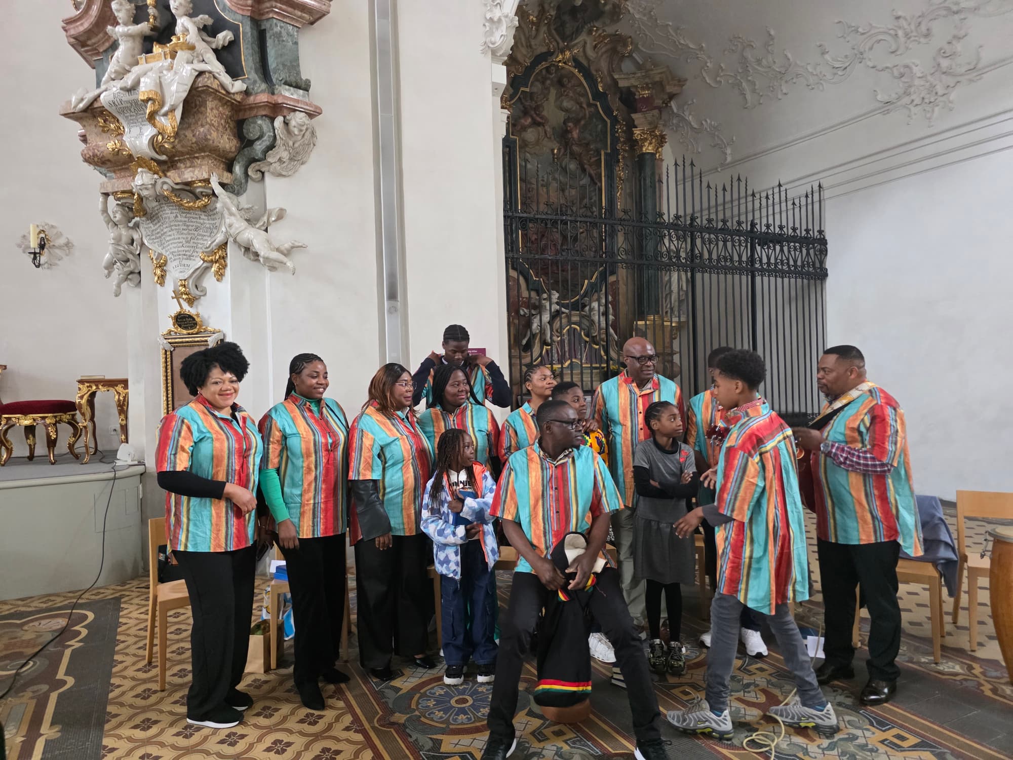 Bilder von der Wallfahrt nach Einsiedeln Die Heilige Messe wurde vom afrikanischen Chor «Cantique des Anges» musikalisch gestaltet.