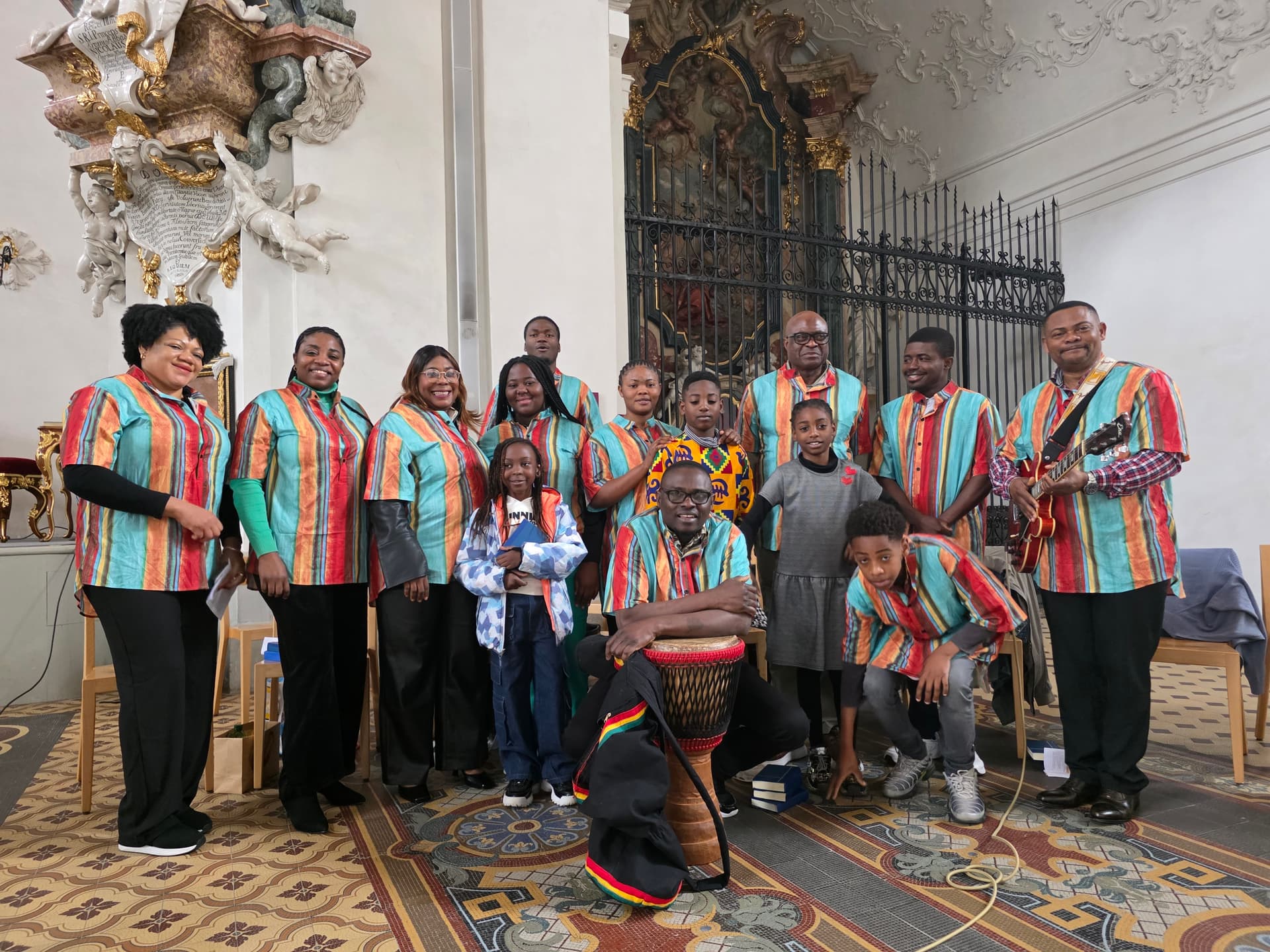 Bilder von der Wallfahrt nach Einsiedeln «Cantique des Anges» ist ein lebendiger Chor mit afrikanischstämmigen Sängerinnen und Sängern aus der Schweiz