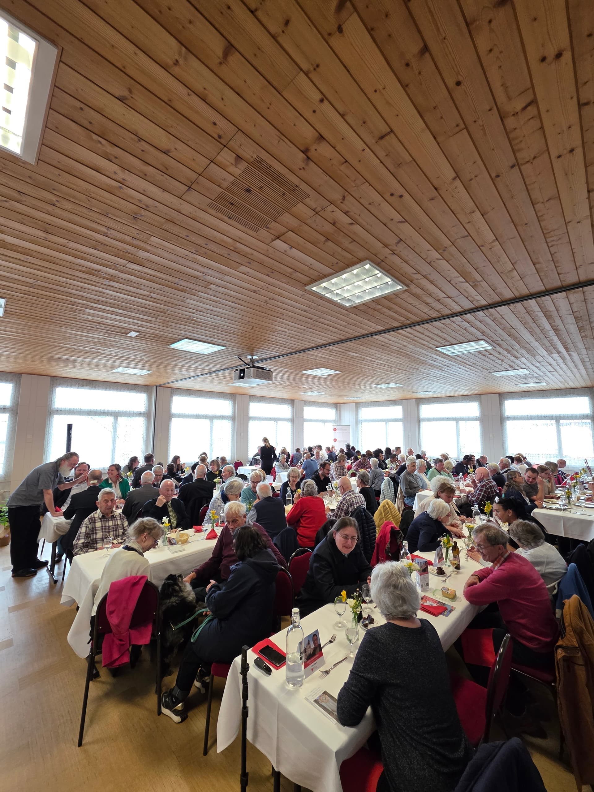 Bilder von der Wallfahrt nach Einsiedeln Im Saal des Hotels Drei Könige kamen zum Vortrag über 130 Menschen.