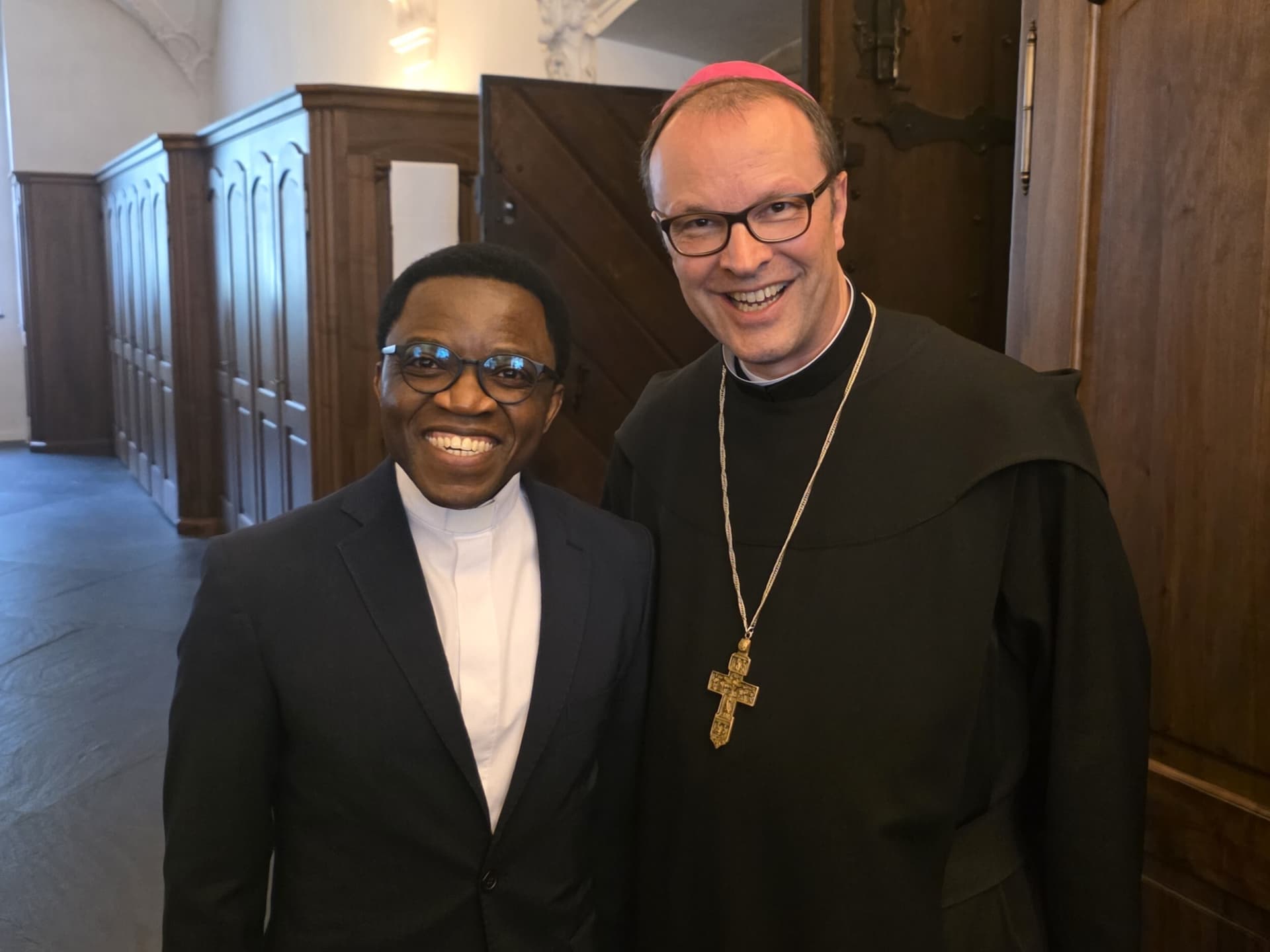 Bilder von der Wallfahrt nach Einsiedeln Abbé Nicolas Cishugi mit dem EInsiedler Abt Urban Federer