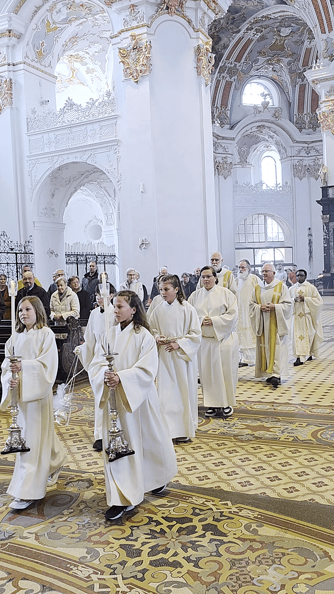 Bilder von der Wallfahrt nach Einsiedeln Einzug bei der Heilige Messe in der Klosterkirche