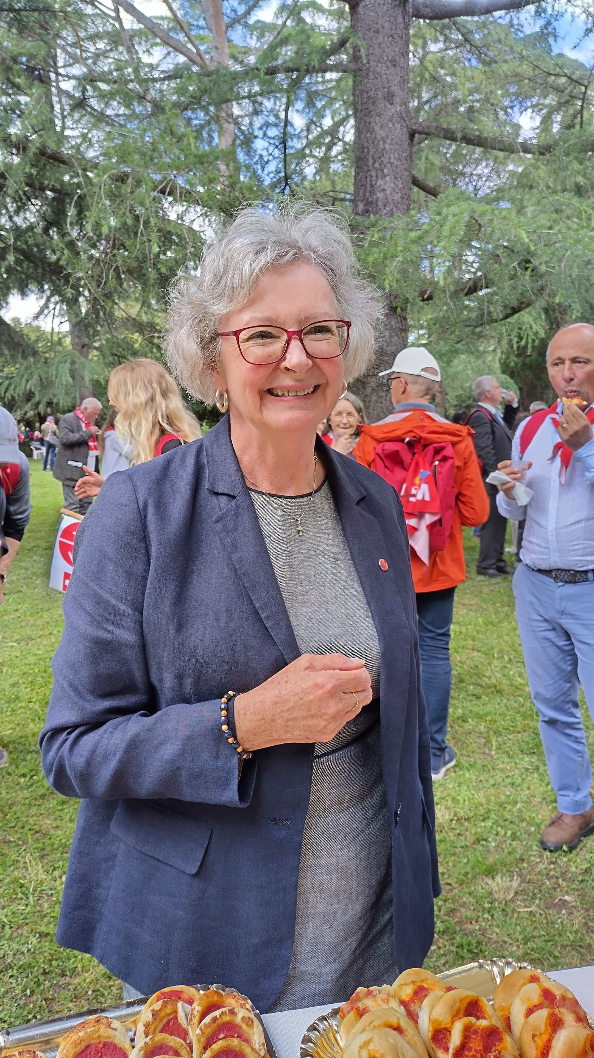 Regina Lynch, presidente esecutivo di «Aiuto alla Chiesa che Soffre (ACN)» internazionalel tra i pellegrini dalla CH e dal FL (Foto: ACN) Regina Lynch, presidente esecutivo di «Aiuto alla Chiesa che Soffre (ACN)» internazionalel tra i pellegrini dalla CH e dal FL (Foto: ACN)