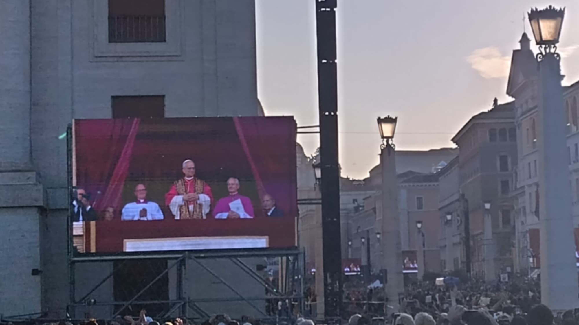 Impressionen der «Kirche in Not (ACN)»-Pilgerreise nach Rom (5.-11.05.2025) Zusammen mit hundertausend Menschen bei Präsentation von Papst Leo XIV. (Foto: ACN)