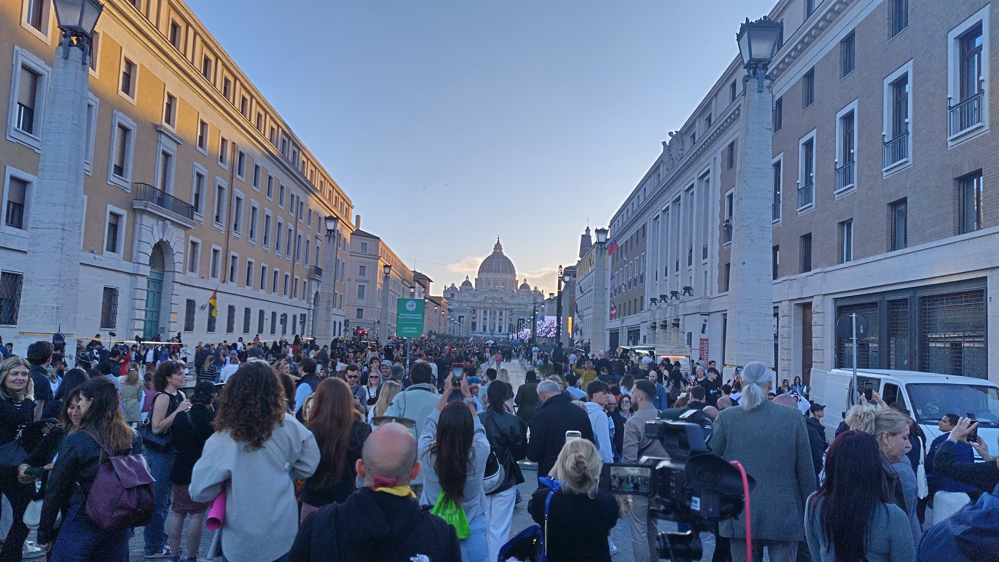 Impressionen der «Kirche in Not (ACN)»-Pilgerreise nach Rom (5.-11.05.2025) Blick auf St. Peter (Vatikan) nach der Präsentation von Papst XIV. (Foto: ACN)