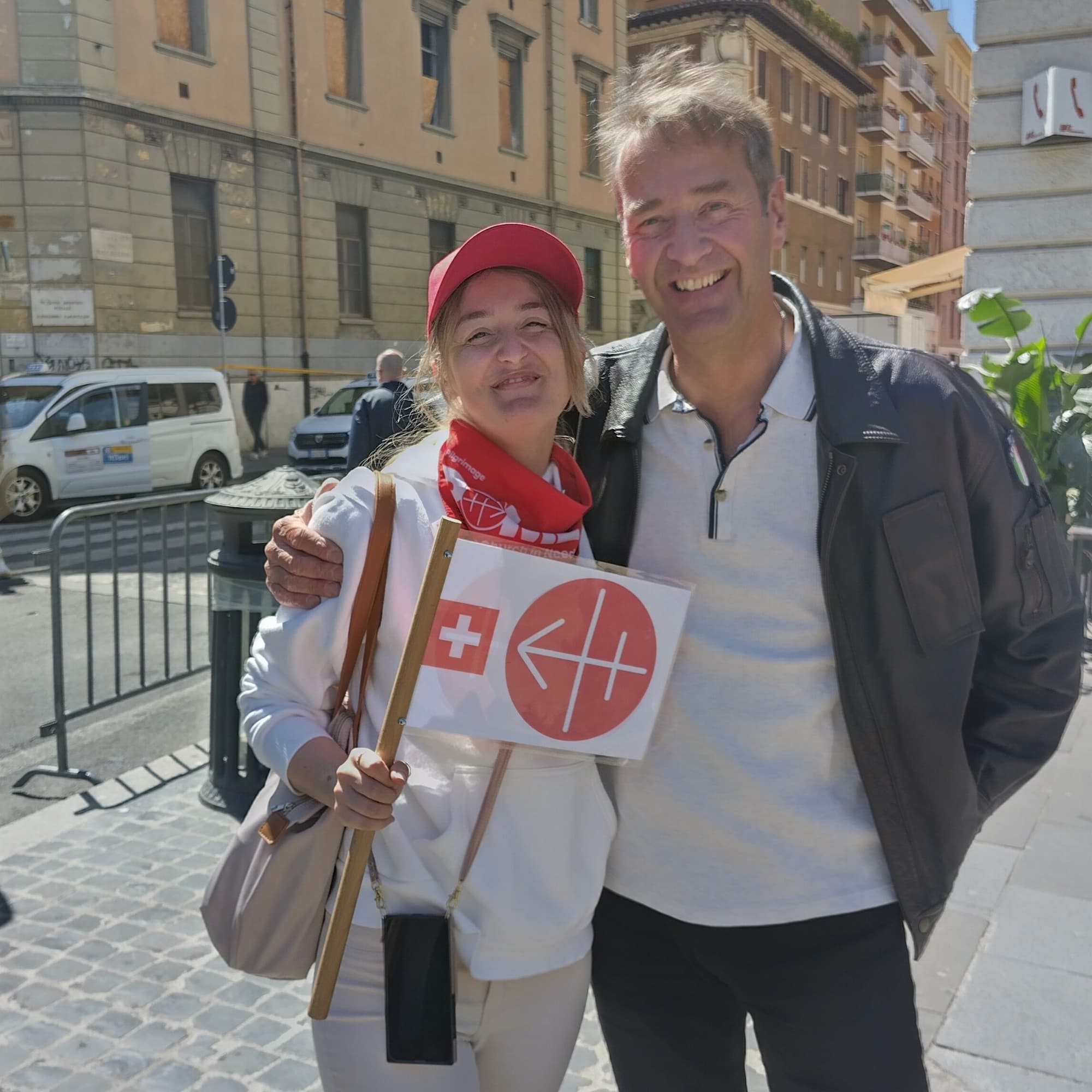 Impressionen der «Kirche in Not (ACN)»-Pilgerreise nach Rom (5.-11.05.2025) Noémie Scheidegger vom Hilfswerk mit dem Reiseorganisator Toni Schelbert. (Foto: ACN)