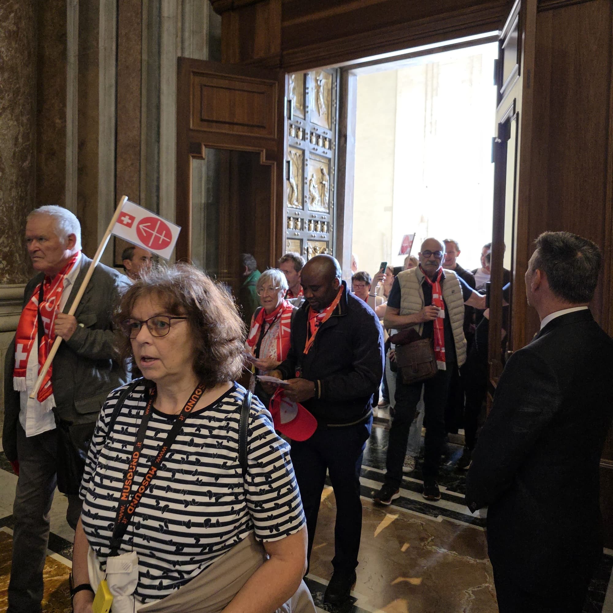 Impressionen der «Kirche in Not (ACN)»-Pilgerreise nach Rom (5.-11.05.2025) Die Pilger aus der Schweiz beim Durschreiten der Hl. Pforte im Petersdom. (Foto: ACN)