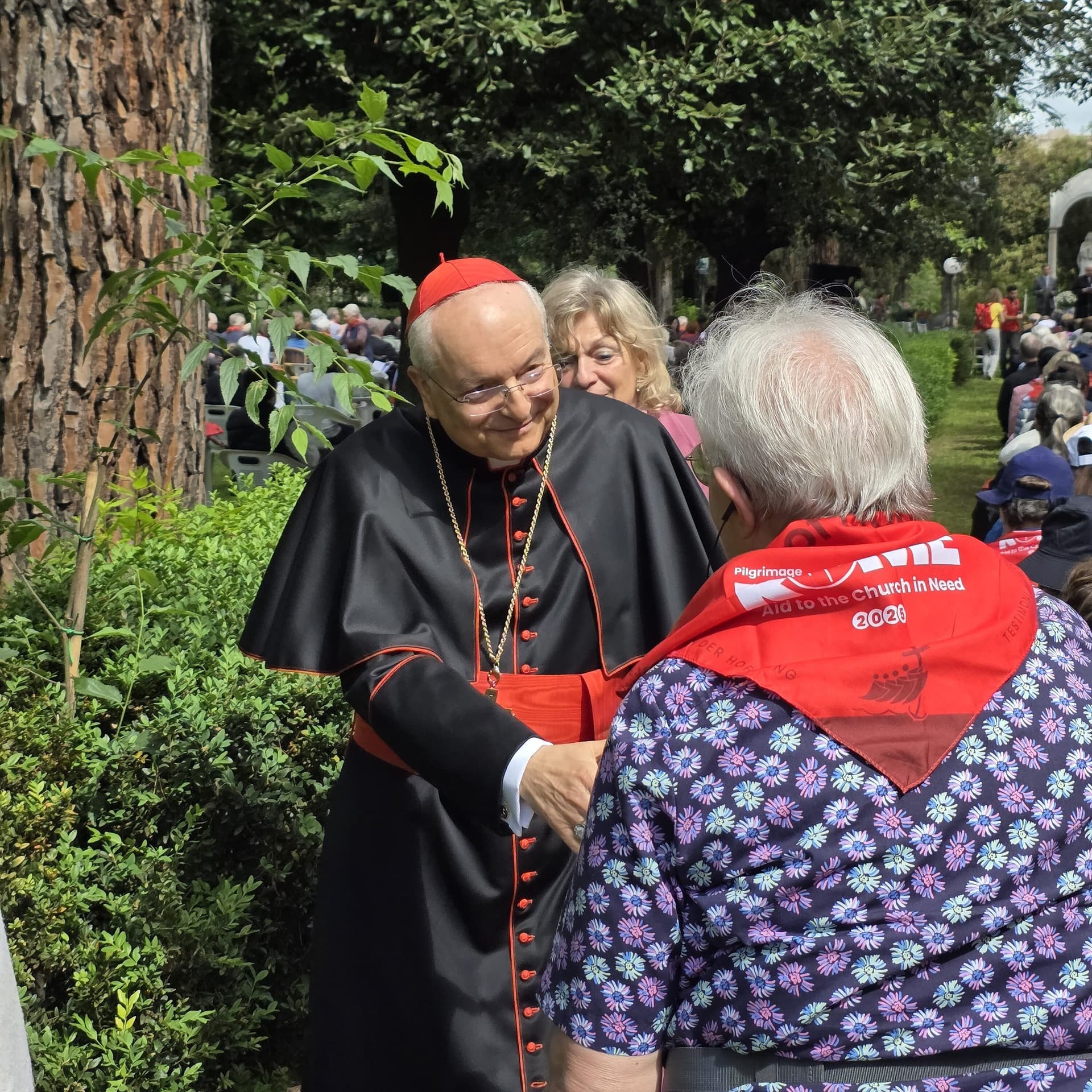 Impressionen der «Kirche in Not (ACN)»-Pilgerreise nach Rom (5.-11.05.2025) Una pellegrina svizzera saluta il cardinale Mauro Piacenza, presidente di «Aiuto alla Chiesa che Soffre(ACN)» International (Foto: ACN)