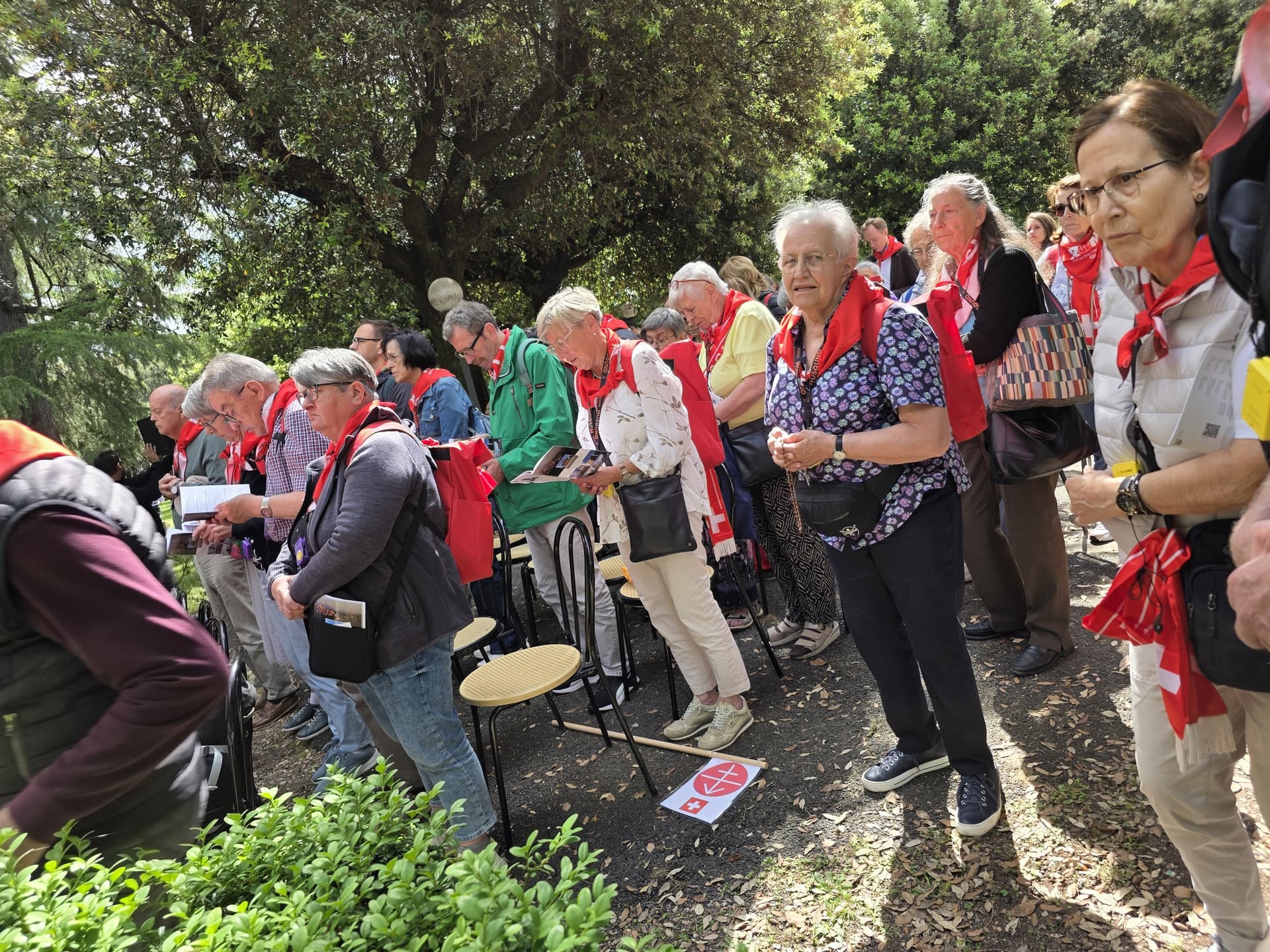 Impressionen der «Kirche in Not (ACN)»-Pilgerreise nach Rom (5.-11.05.2025) Beim Rosenkranzgebet im Garten der Passionisten in Rom. (Foto: ACN)
