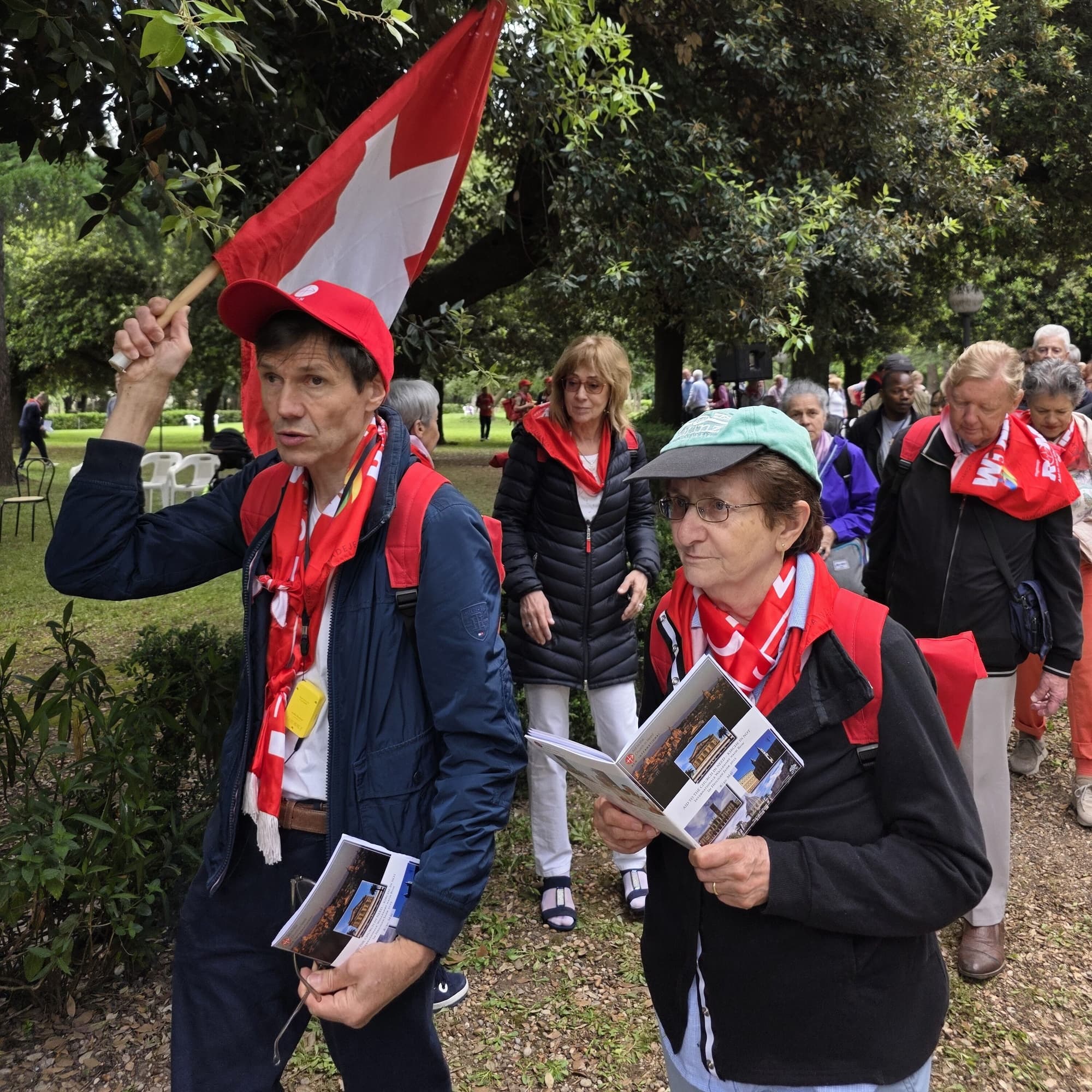 Impressionen der «Kirche in Not (ACN)»-Pilgerreise nach Rom (5.-11.05.2025) Tutti i pellegrini di «Aiuto alla Chiesa che Soffre (ACN)» durante la recita del rosario nel giardino dei Padri Passionisti a Roma (Foto: ACN)