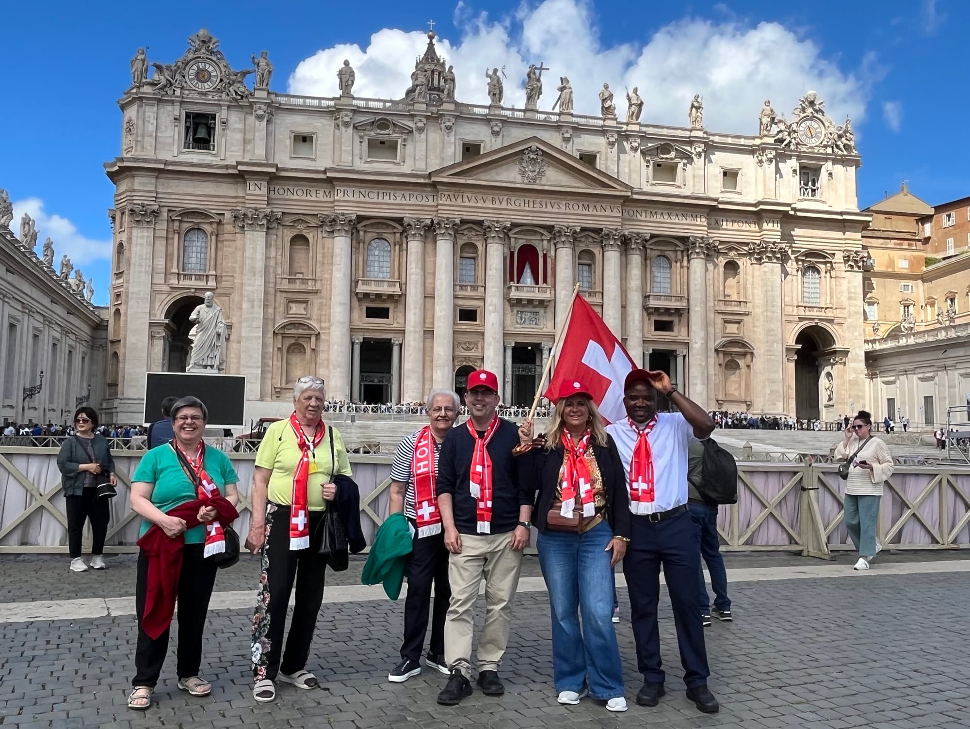 Impressionen der «Kirche in Not (ACN)»-Pilgerreise nach Rom (5.-11.05.2025) Pellegrini di speranza di «Aiuto alla Chiesa che Soffre (ACN)» davanti alla basilica di San Pietro (foto: ACN))