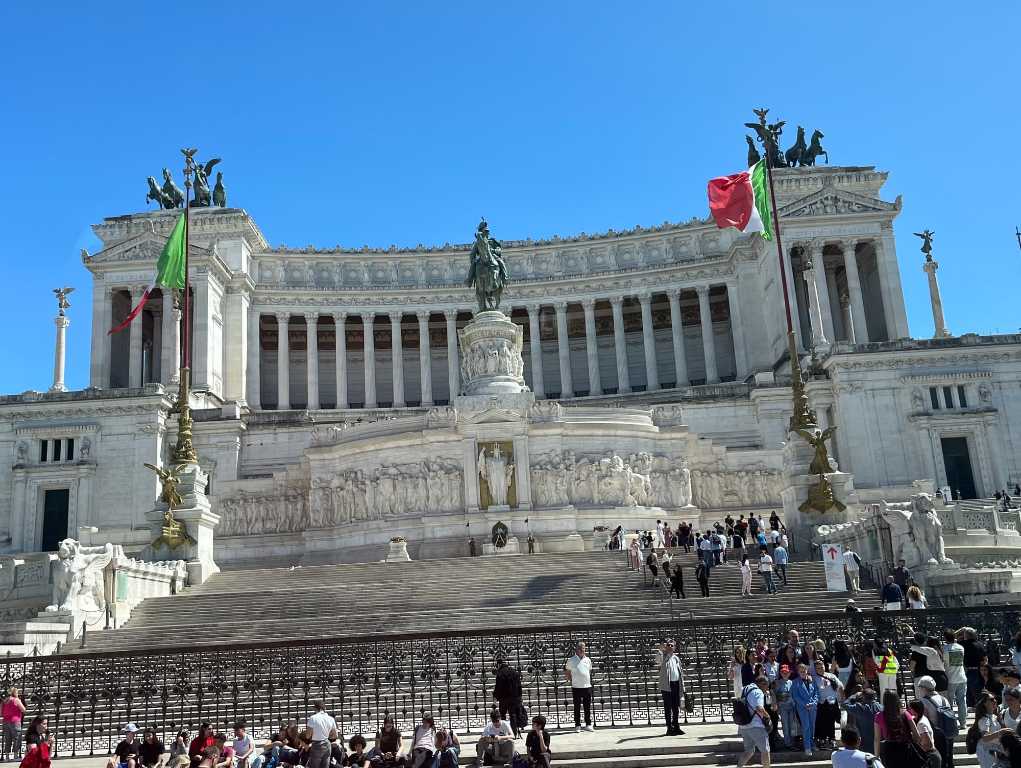 Impressionen der «Kirche in Not (ACN)»-Pilgerreise nach Rom (5.-11.05.2025) Eines der vielen historischen Monumente in Rom: Das Denkmal Vittorio Emanuele. (Foto: ACN)