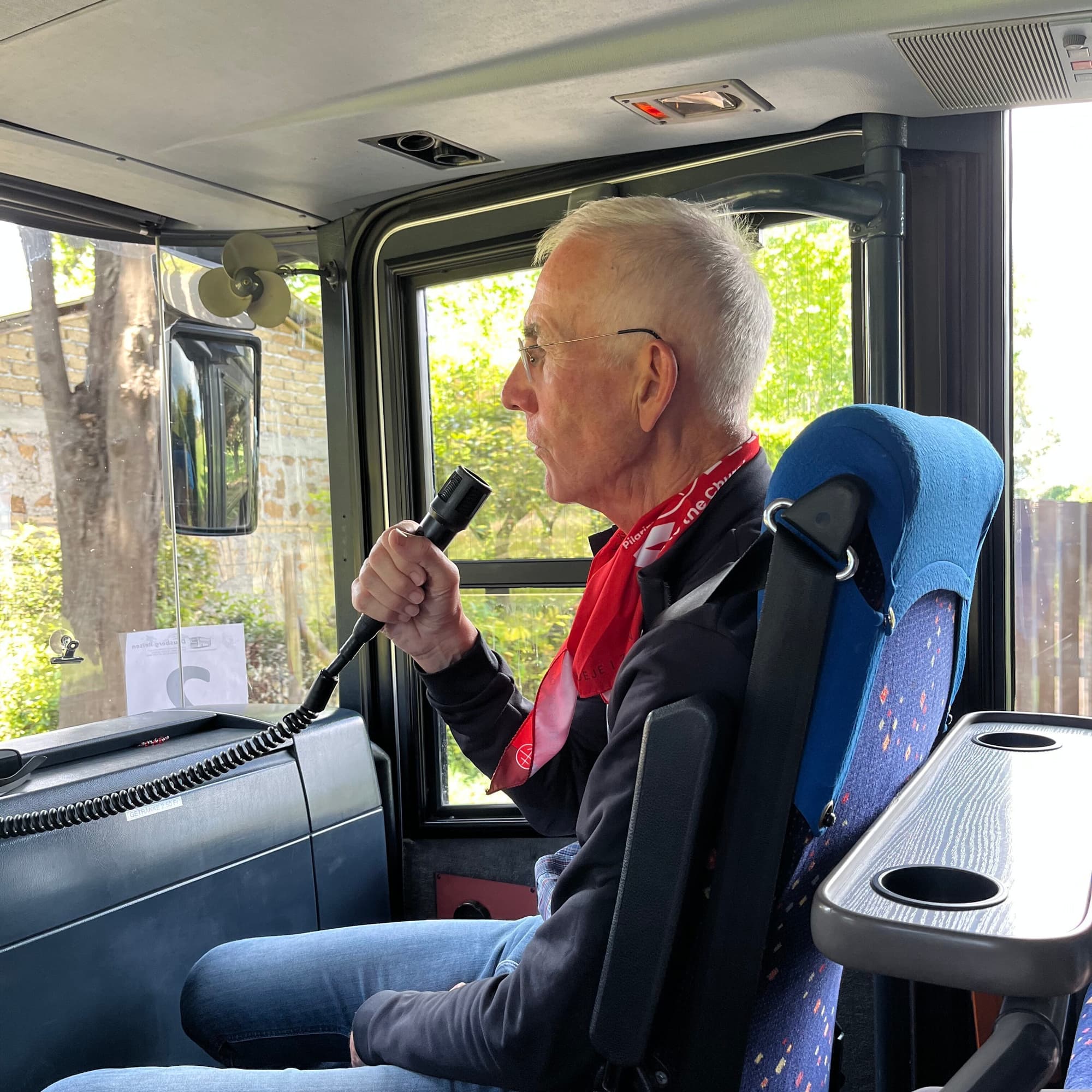Impressionen der «Kirche in Not (ACN)»-Pilgerreise nach Rom (5.-11.05.2025) Der ehemalige Nationalrat und Schweizergarde-Kommandant, Pius Segmüller, im Car. (Foto: ACN)