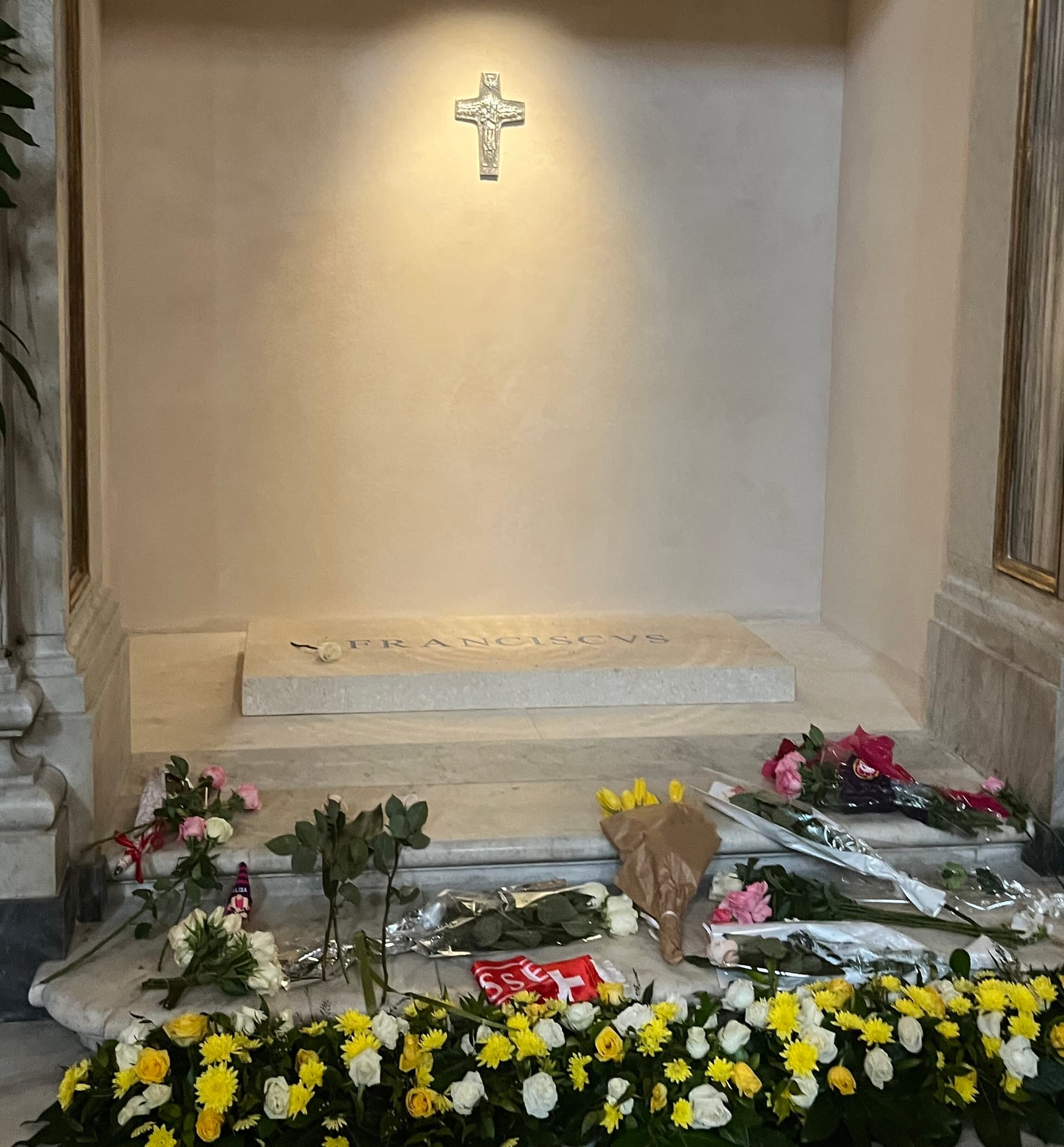 Impressionen der «Kirche in Not (ACN)»-Pilgerreise nach Rom (5.-11.05.2025) La tomba di Papa Francesco, morto il lunedì di Pasqua, La tomba di Papa Francesco, morto il lunedì di Pasqua, nella Basilica Papale di Santa Maggiorea Santa Maggiore (Foto: ACN)