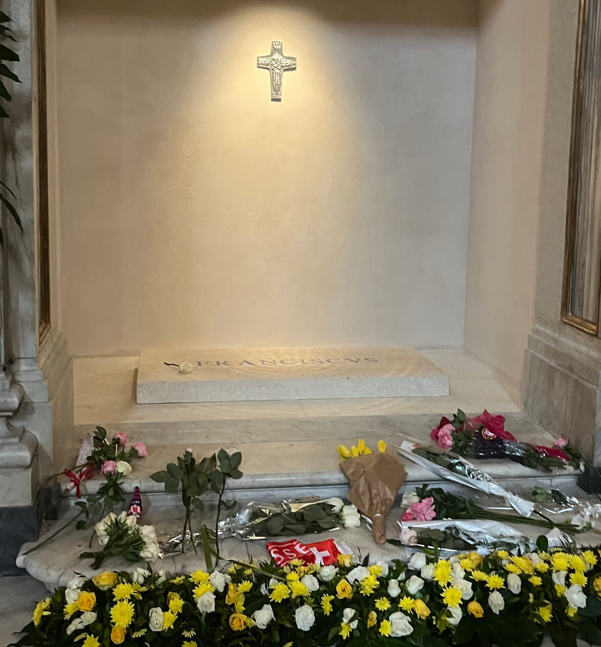 Impressionen der «Kirche in Not (ACN)»-Pilgerreise nach Rom (5.-11.05.2025) La tomba di Papa Francesco, morto il lunedì di Pasqua, La tomba di Papa Francesco, morto il lunedì di Pasqua, nella Basilica Papale di Santa Maggiorea Santa Maggiore (Foto: ACN)