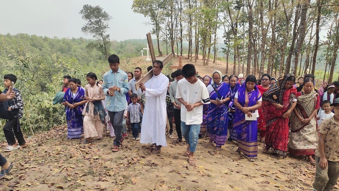 Bangladesh: Der Pfarrer der Pfarrei St. Georg führt den Kreuzweg an (© ACN) Bangladesh: Der Pfarrer der Pfarrei St. Georg führt den Kreuzweg an (© ACN)