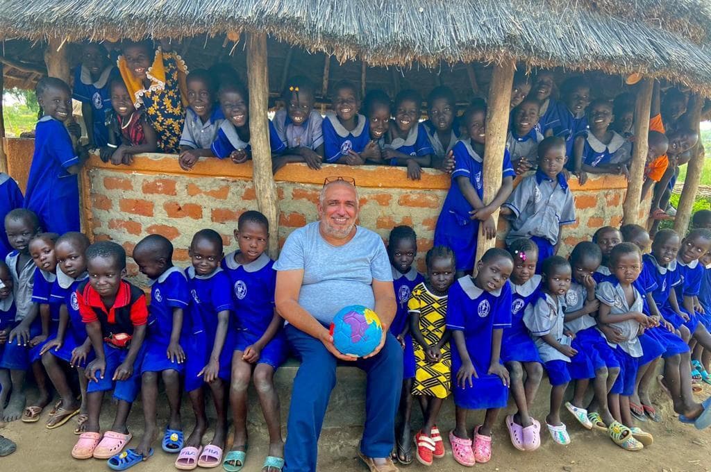 Padre Ubaldino Andrade aiuta i rifugiati in Uganda (© ACN) Padre Ubaldino Andrade aiuta i rifugiati in Uganda (© ACN)