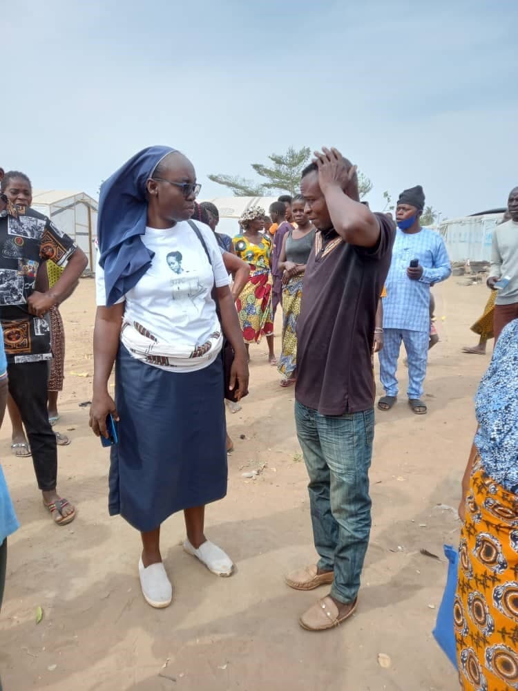 Die Kirche steht trotz Gewalt an der Seite der Menschen und leistet Hilfe. ©ACN